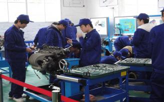 学生在汽车实训基地实践